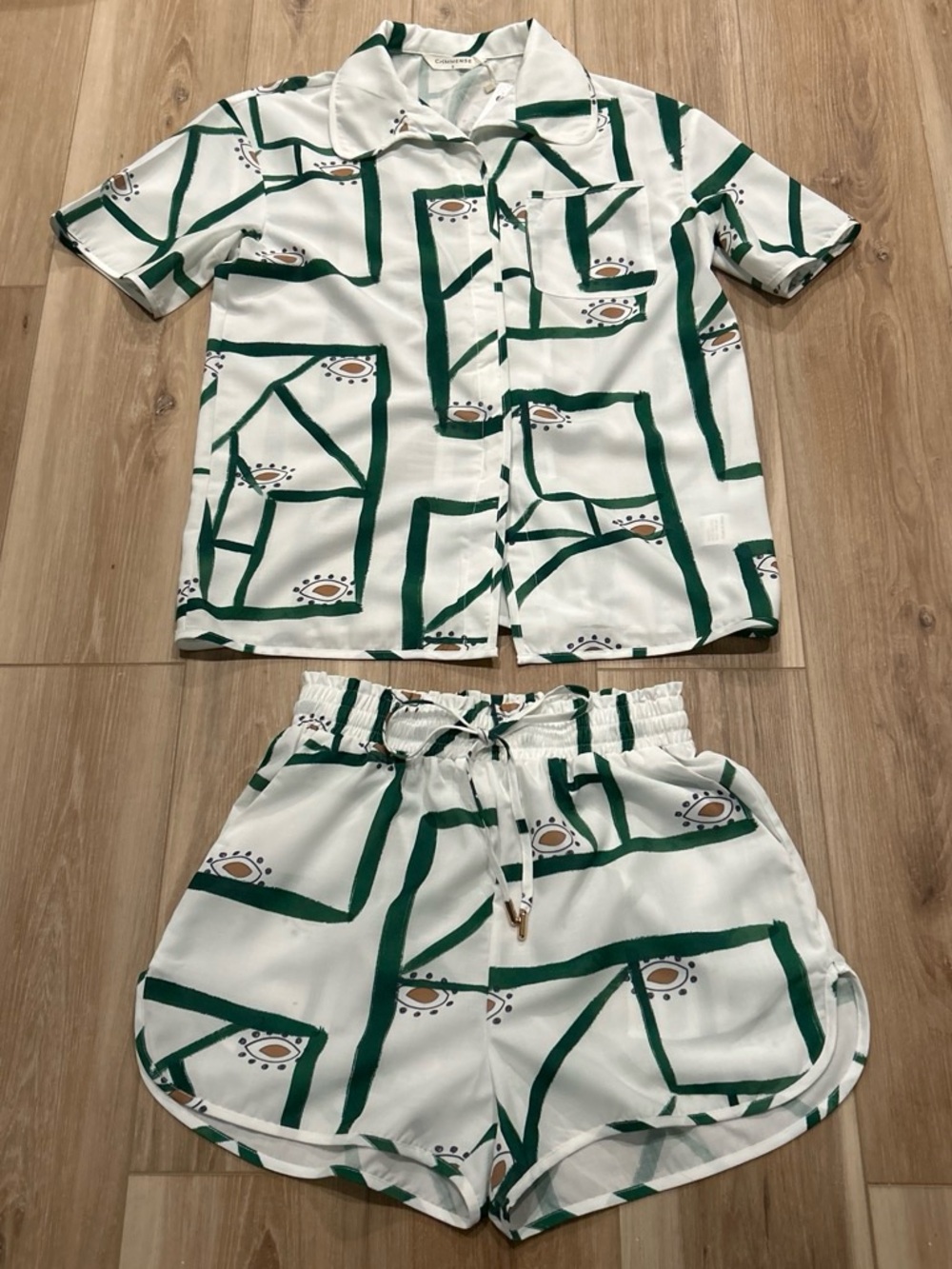 Commense White and Green Geometric Short Set